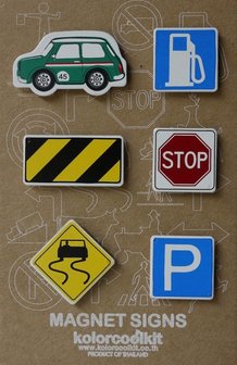 Metalen magneten met auto mini cooper en verkeersborden